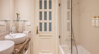 Bathroom of the supreme family room 