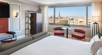 Junior suite with white clean sheet