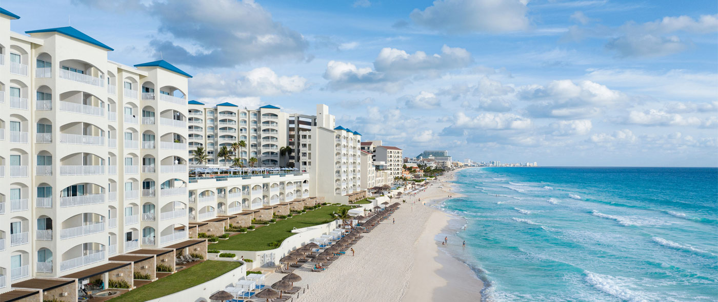 Image of the beach and ocean behind the Hilton Cancun Mar Caribe.