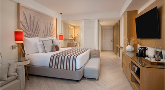 Preferred Club Junior Suite Oceanfront Swim-Out King room