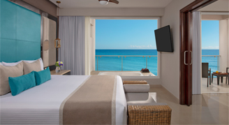 Preferred Club Suite Oceanfront - One King bed room